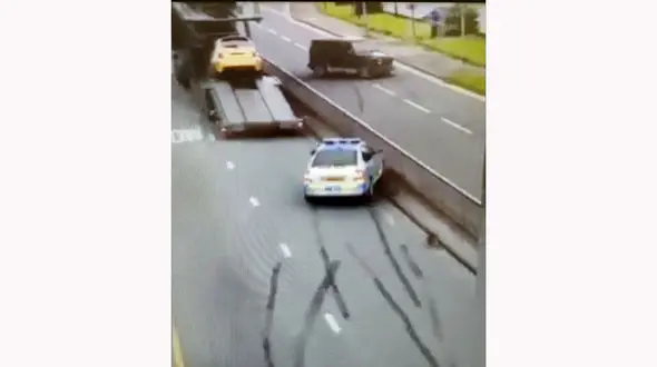 ببینید / فرار باورنکردنی و معجزه آسای یک متهم از دست پلیس روسیه در اتوبان / حیرت زده می شوید! + فیلم