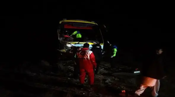  واژگونی اتوبوس صبح امروز در جاده شیراز با 10 مصدوم + عکس 