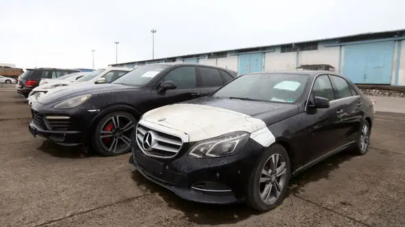 خودروهای لوکس میلیاردی که 10سال است در بندر نوشهر تعیین تکلیف نشده‌اند!