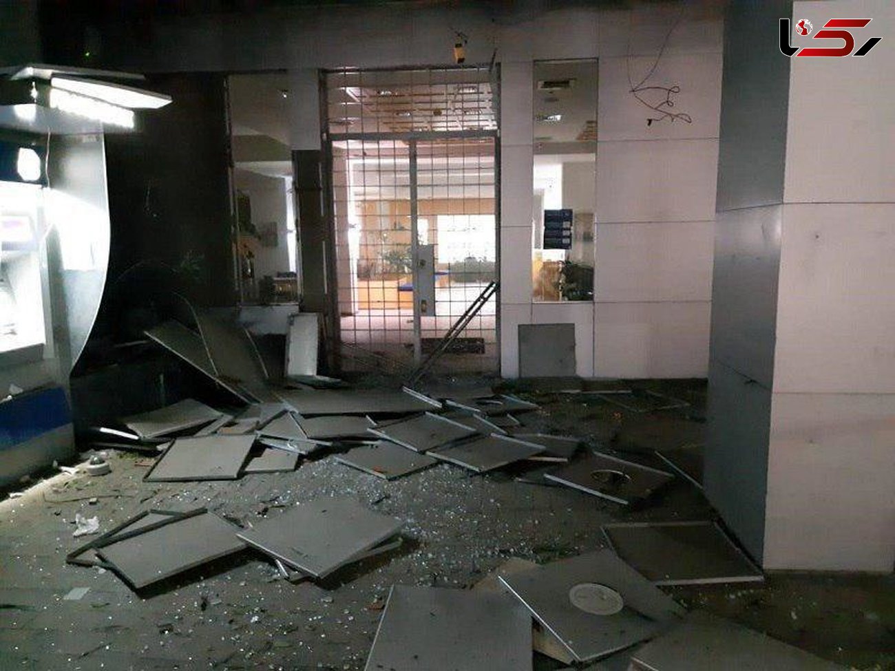 انفجار در شعبه بانک با بمب دست ساز + عکس های هولناک / لبنان