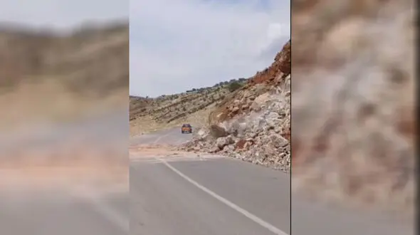 لحظه ریزش کوه در جاده قاضی‌خان- بدره