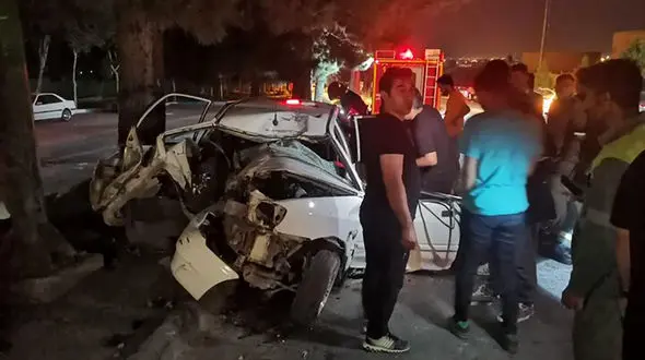 تصادف مرگبار پراید با تیربرق در اصفهان / پراید مچاله شد