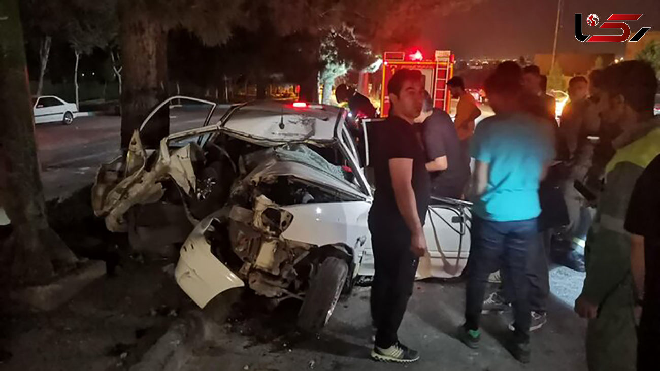 تصادف مرگبار پراید با تیر برق در اصفهان سقوط کرد / پراید