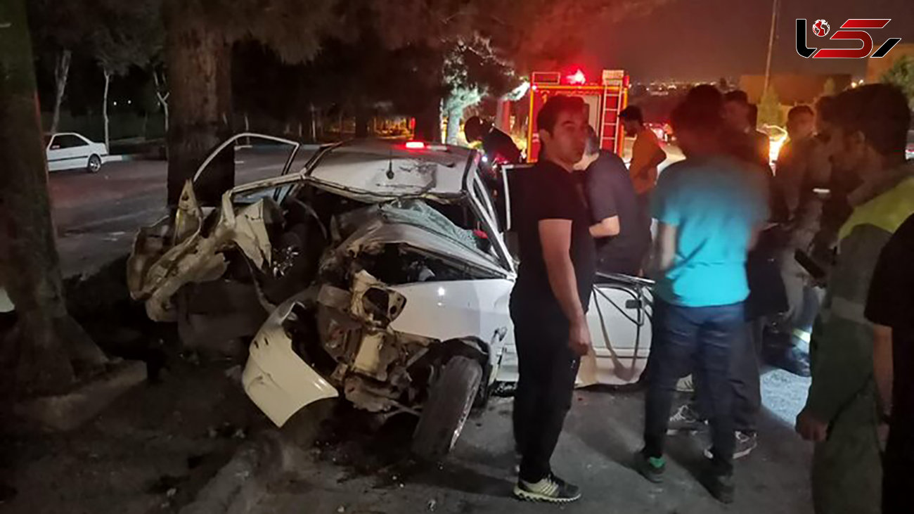 تصادف مرگبار پراید با تیربرق در اصفهان / پراید مچاله شد