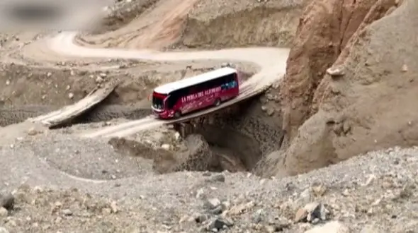 عبور با اتوبوس در این جاده مرگ شجاعت می خواهد + فیلم