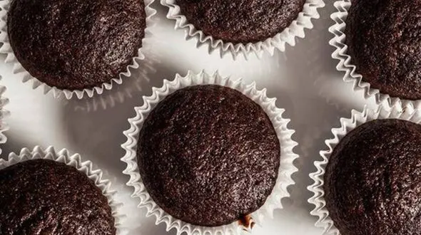 فیلم طرز تهیه کاپ کیک شکلاتی خانگی با طعمی بی‌نظیر