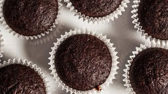 فیلم طرز تهیه کاپ کیک شکلاتی خانگی با طعمی بی‌نظیر