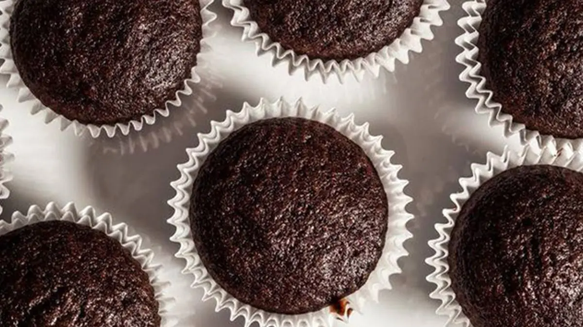 فیلم طرز تهیه کاپ کیک شکلاتی خانگی با طعمی بی‌نظیر