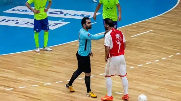 فیلم غیر اخلاقی درگیری داور و بازیکن در فوتسال جام رمضان سبزوار / شوکه می شوید + جزییات