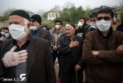 شرکت کنندگان در مراسم تشییع جنازه یک قربانی کووید-19، روستای اسکارد - مازندران / عکاس: مجید سعیدی