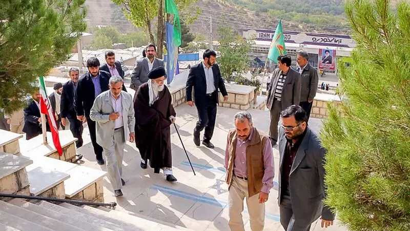 رهبر معظم انقلاب حضرت آیت‌الله خامنه‌ای ۱۱ سال پیش در  بیست‌و پنجم مهرماه سال ۱۳۹۰ در ششمین روز از سفرشان به استان کرمانشاه، به زیارت شهدای مدفون در یادمان شهدای پاوه رفتند