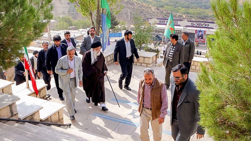 رهبر معظم انقلاب حضرت آیت‌الله خامنه‌ای ۱۱ سال پیش در  بیست‌و پنجم مهرماه سال ۱۳۹۰ در ششمین روز از سفرشان به استان کرمانشاه، به زیارت شهدای مدفون در یادمان شهدای پاوه رفتند