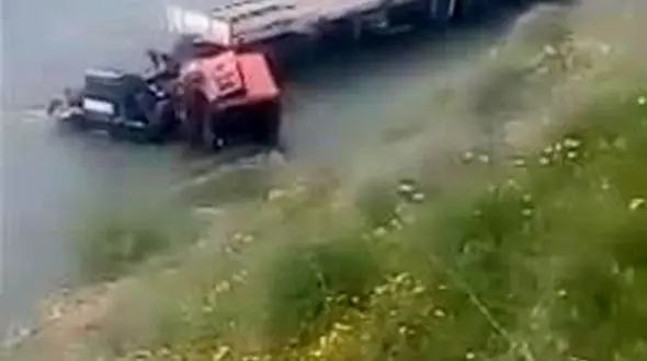 واژگونی تریلری در جاده مهاباد سردشت+فیلم