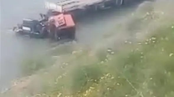 واژگونی تریلری در جاده مهاباد سردشت+فیلم