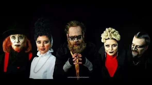 گریم های غیر معمول و عجیب بازیگران در تئاتر هملت 