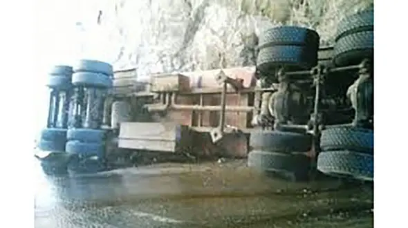 واژگونی تانکرحامل سوخت مازوت در محور سقز مریوان / حادثه ای که به خیر گذشت + عکس