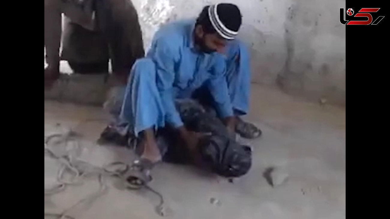 فیلم لحظه زنده‌گیری یک تمساح بزرگ توسط مرد روستایی در چابهار 
