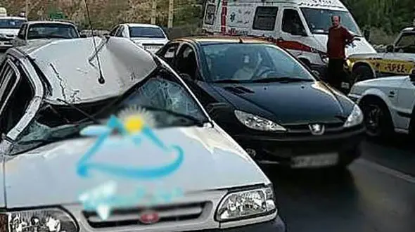 سقوط سنگ بر روی پراید در جاده هراز +عکس