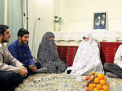 فیلم محمود احمدی نژاد : من و زنم عاشق هم شدیم ازدواج کردیم ../ توی دانشگاه آشنا شدیم .. / مهریه زنم اون سالها .... + عکس زن و شوهری