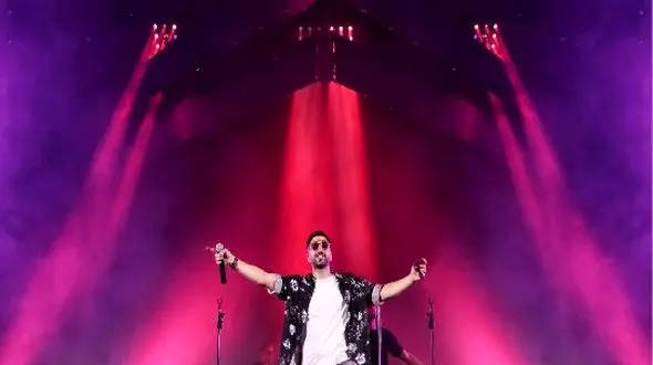 فیلم  آواز احساسی/ همخوانی 2000 نفری مردم با غریب آشنا ایهام/ اشک مردم در آومده ...