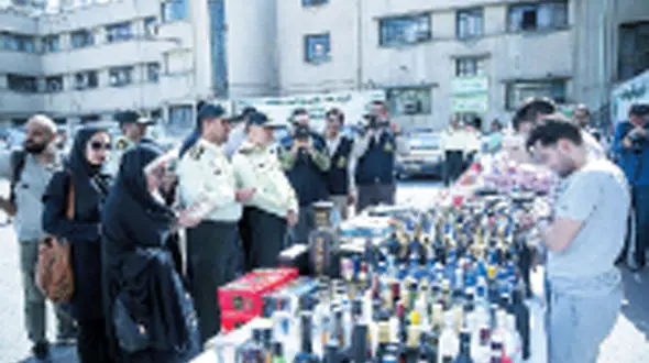 دستگیری مرد جگرکی با 3 هزار شیشه مشروب در تهران+ عکس