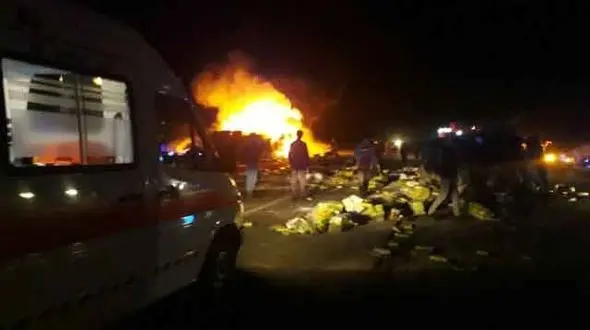 برخورد نیسان با تریلی در جاده قدیم قم - تهران