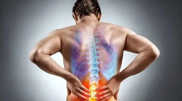 چرا کمردرد صبحگاهی افزایش می‌ یابد؟ دلایل و راهکارها