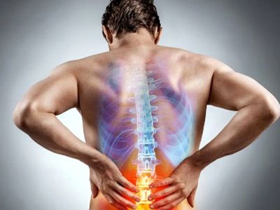 چرا کمردرد صبحگاهی افزایش می‌ یابد؟ دلایل و راهکارها