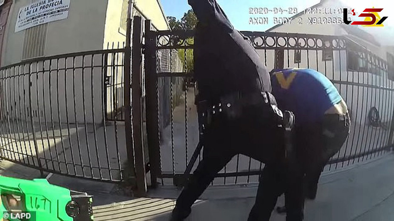 حمله وحشیانه دو مامور پلیس به یک مرد سیاه پوست+ فیلم