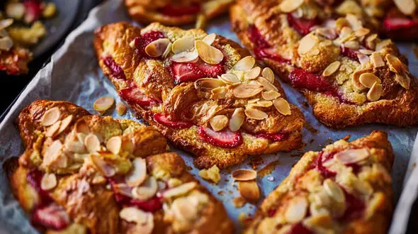 طرز تهیه کیک کروسان با توت‌ فرنگی؛ یک دسر متفاوت و مجلسی