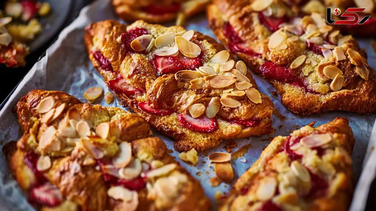 طرز تهیه کیک کروسان با توت‌ فرنگی؛ یک دسر متفاوت و مجلسی