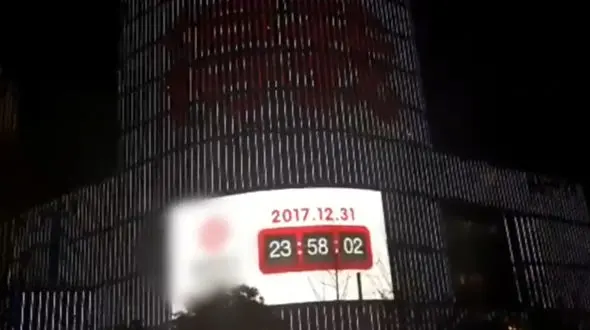 اتفاقی عجیبی که هنگام تحویل سال جدید مردم را در خیابان حیران کرد! + فیلم