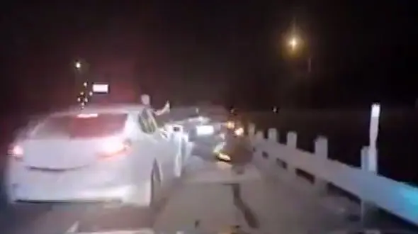 لحظه هولناک حمله خودرویی به مامور پلیس + فیلم