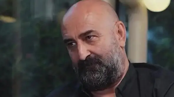 فیلم / مهران احمدی : دوستم  با شناسنامه خواهرش به جبهه رفت / آدم معروفیه ها جعفر گودرزی / فقط سن بالاش رو دیدن دخترونه بودن اسمو ندیدن !