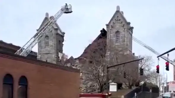 ببینید / آوار شدن کلیسا در زمان عبادت