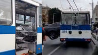ببینید / تصادف عجیب سواری با اتوبوس برقی + فیلم 