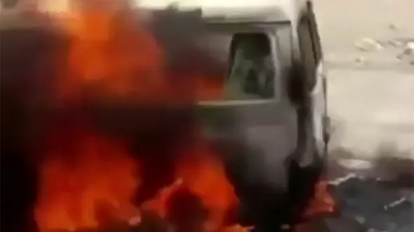 فیلم لحظه آتش‌گرفتن آمبولانس‌ در جاده دهدشت‌/ زن زائو خوش شانس بودد