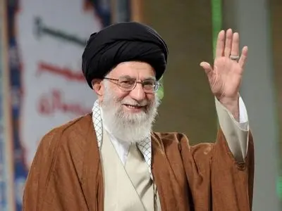 فیلم / پاسخ هوشمنده و جالب رهبر انقلاب  به طلبه ای که دنبال سفره افطار می گشت!/ جوابی که به خنده رهبری و حضار منجر شد