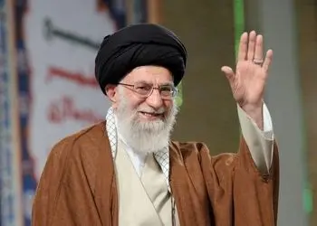 فیلم / پاسخ هوشمنده و جالب رهبر انقلاب  به طلبه ای که دنبال سفره افطار می گشت!/ جوابی که به خنده رهبری و حضار منجر شد