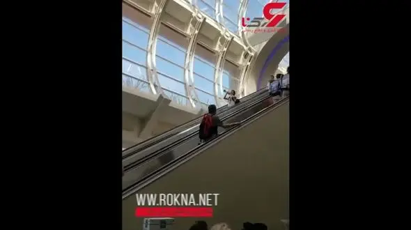 نواختن موسیقی فیلم جنگ ستارگان روی پله برقی +فیلم