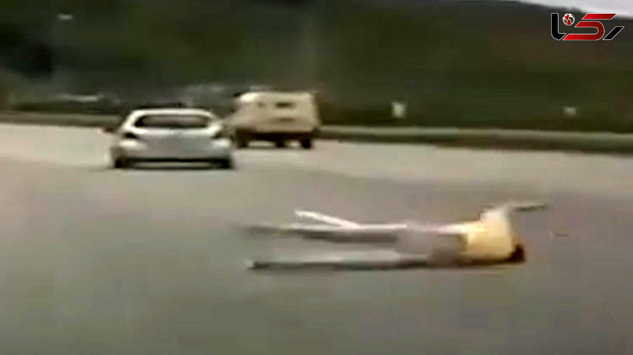 فیلم 16+ / پرتاب وحشتناک راننده ماشین شاسی بلند هنگام تصادف به وسط بزرگراه 