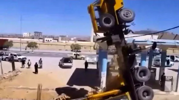 لحظه واژگون شدن یک جرثقیل در یمن+فیلم