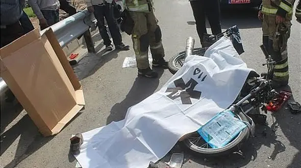 شاخ به شاخ شدن مرگبار 2 موتور سوار در خط ویژه اتوبوسرانی / در مشهد رخ داد