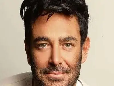 استایل های متفاوت ۲۰ سال پیش محمدرضا گلزار / رونمایی از قاب‌های دیده‌نشده و خاطره‌انگیز پشت‌صحنه «کلاغ‌پر»