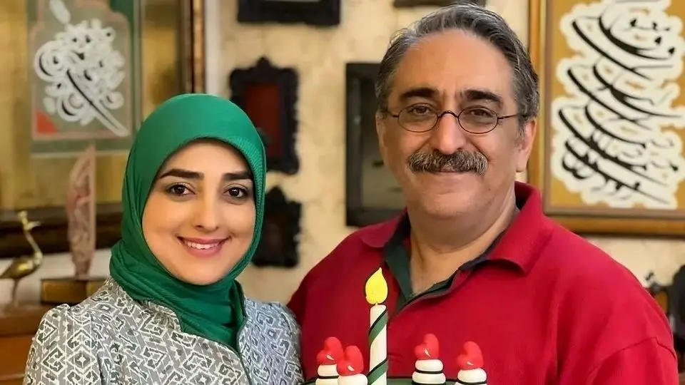 شهرام شکیبا: اولین بار که همسرم را دیدم فکر کردم یه دختر 17،18 ساله باشه (دخترم) صداش زدم/ ظاهر رو که دیدم گفتم حتما باید ازدواج کنیم