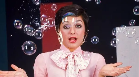 عکس سفر در زمان / اتاق خواب کودکی گوگوش؛ جولان عروسک‌های کلاسیک 