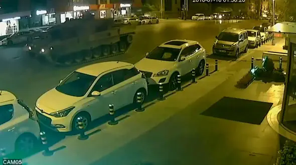 عبور تانک از روی یک مرد معترض در خیابان + فیلم