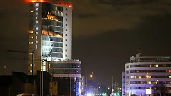 آتش‌سوزی شبانه  هتلی در دوبلین + فیلم لحظه حادثه