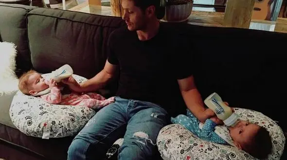 عکس بازیگر معروف بین دوقلوهایش