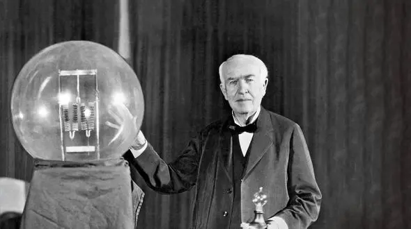 رقابت جنجالی ادیسون با تسلا که به جاهای خطرناکی رسید / واقعا ادیسون مخترع لامپ است؟